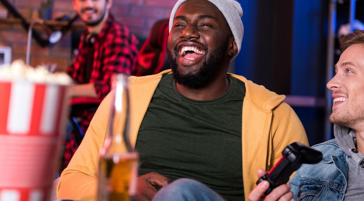 Junge Männer spielen SIMS 4 an der PS4.