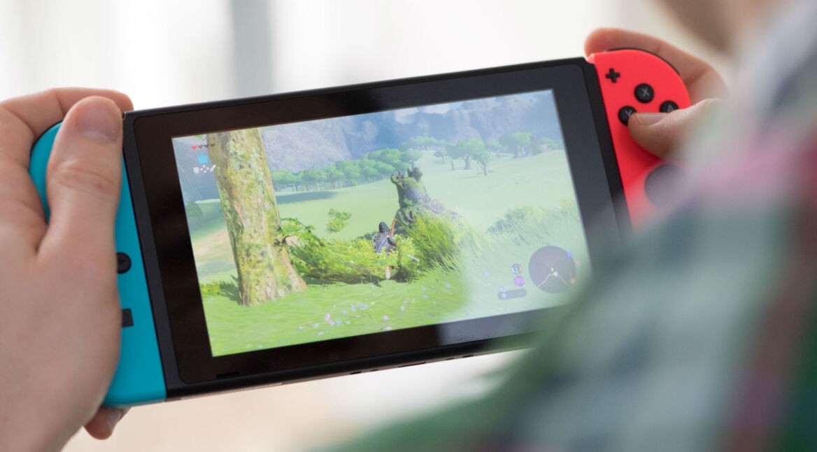 Ein Mann spielt "Zelda: Breath of the Wild" über die Nintendo Switch.