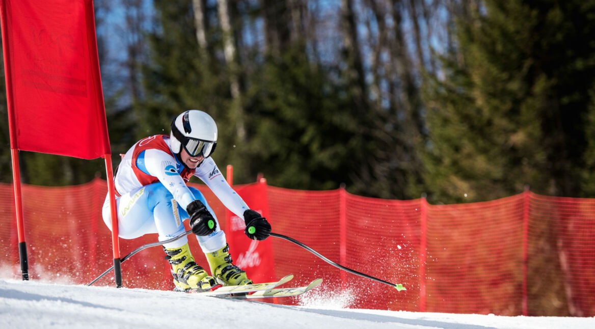 Athlet mit Helm und Brille beim Wintersport.