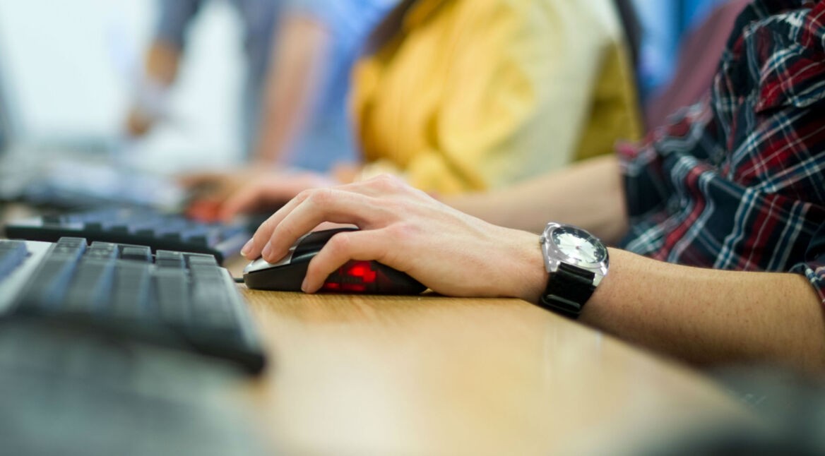 Junge Frau arbeitet am Computer.