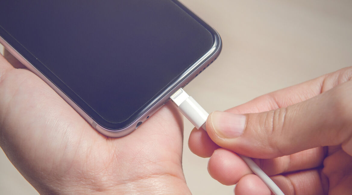 iPhone mit Ladekabel