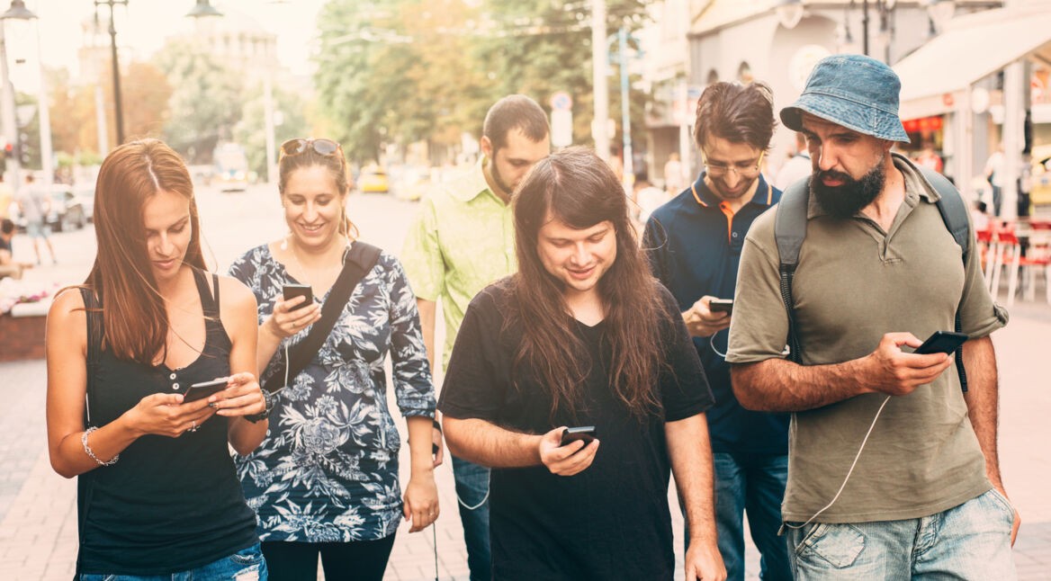 Mehrere junge Leute mit jeweils anderen Smartphones