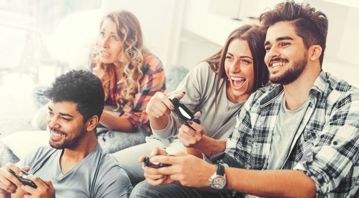 Glückliche Familie freut sich über neues Update