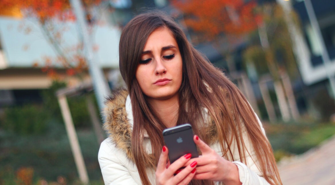 Eine Frau schaut auf ihr iPhone
