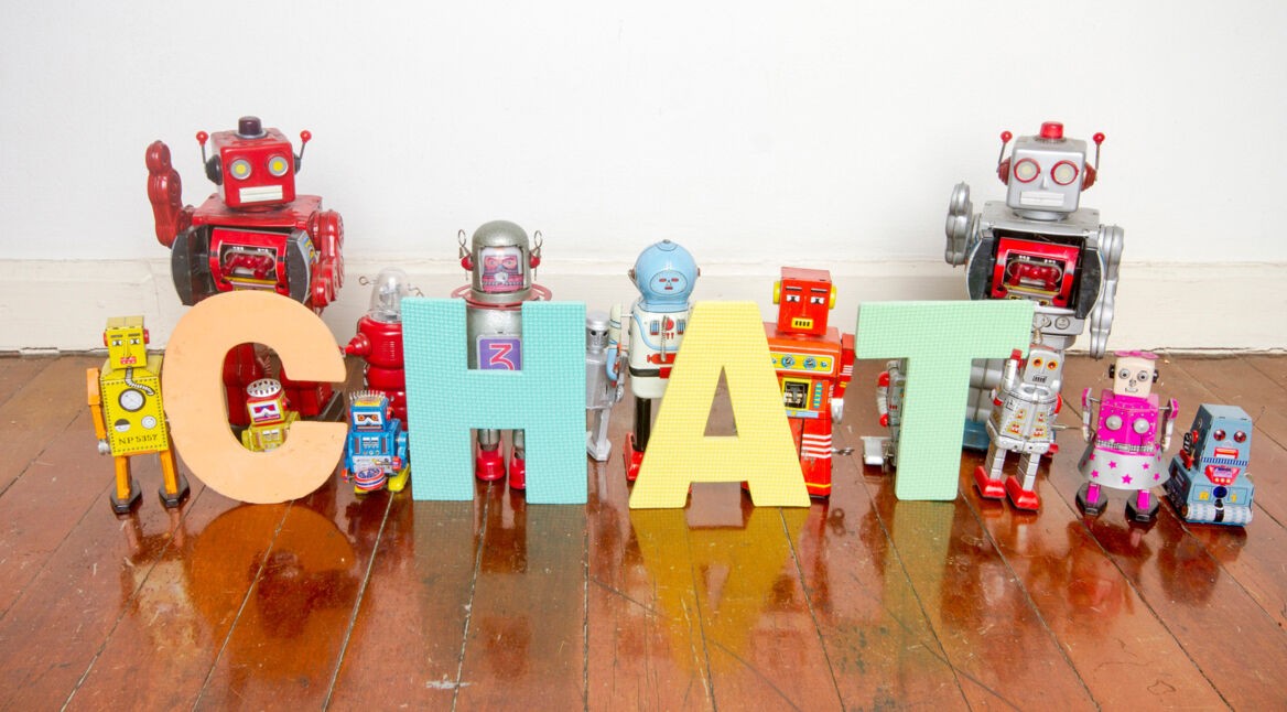 Roboterfiguren und ein Chat-Logo