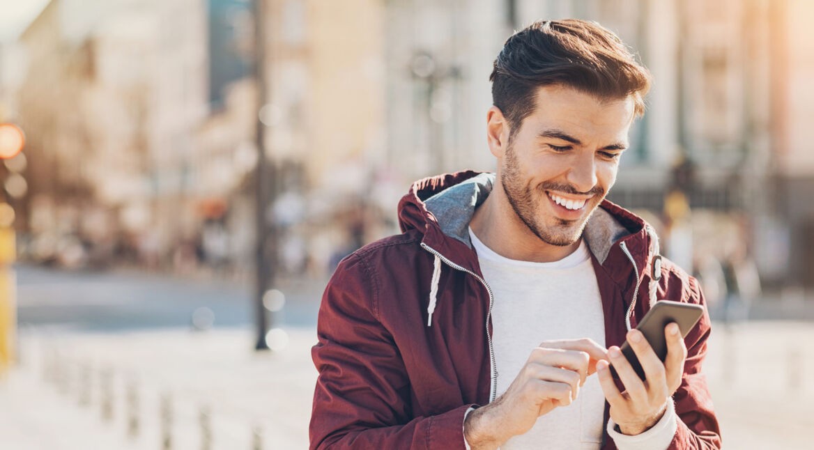 Ein Mann freut sich über das neueste Smartphone-Update auf Android Oreo