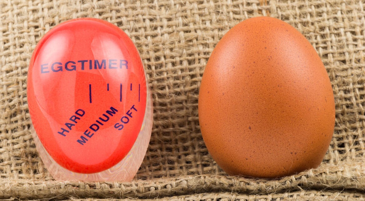 Ein Mitkoch-Timer und ein Ei