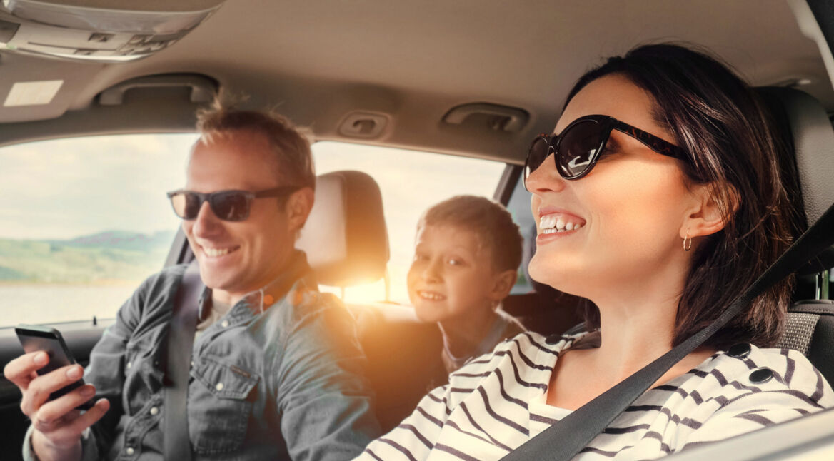 Eine Familie bei der Autofahrt