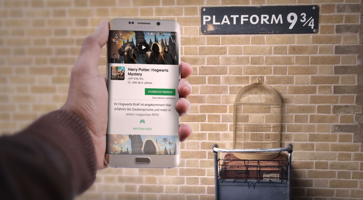Smartphone mit Screenshot am Gleis 9 3/4.