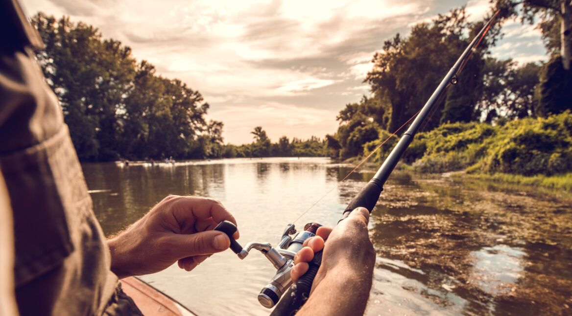 Mann fängt Fische mit Angel-App