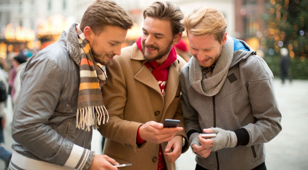 Freunde zocken Battle Royale-Spiel über ihre Smartphones.