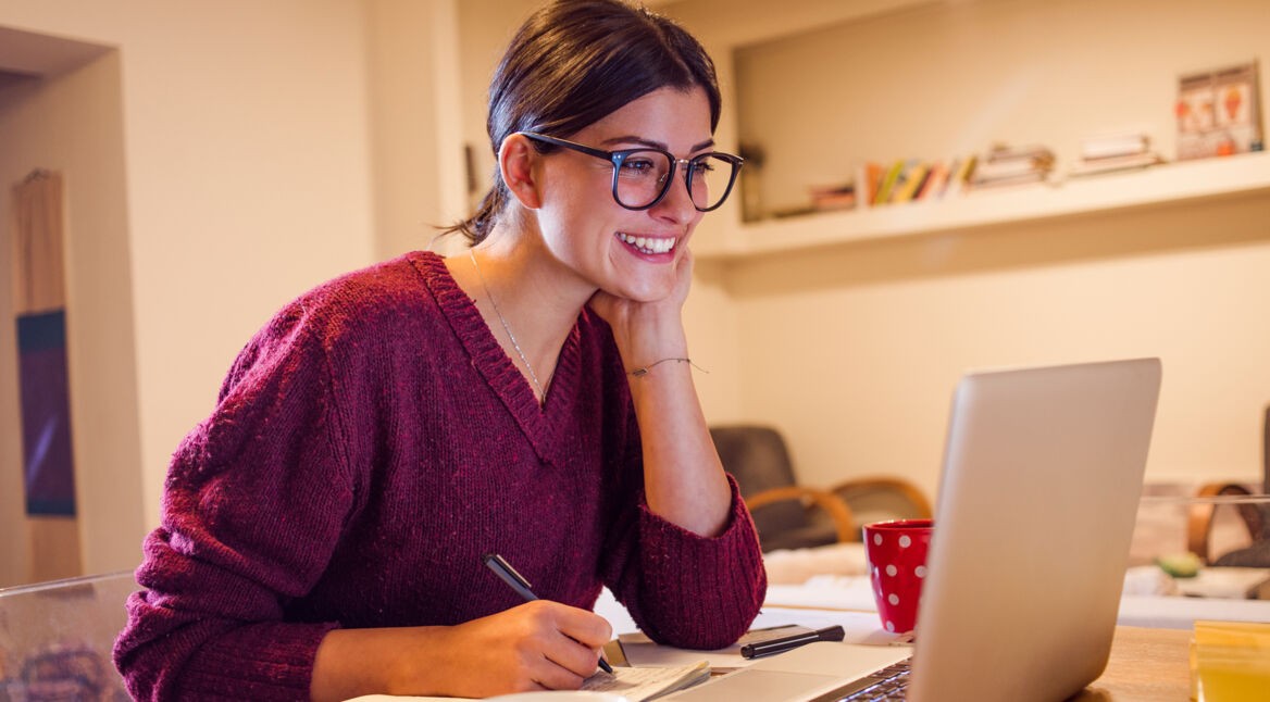 Facebook-Jobsuche am Laptop