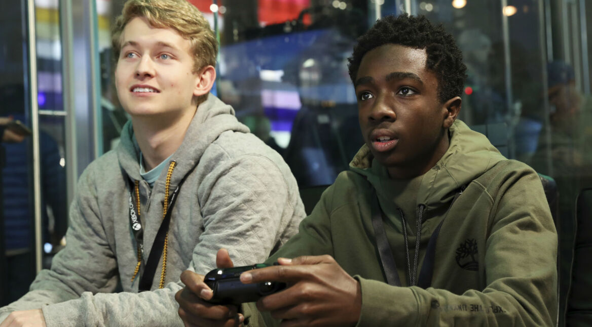 "Stranger Things"-Schauspieler spielt via Xbox One X auf einem Event.