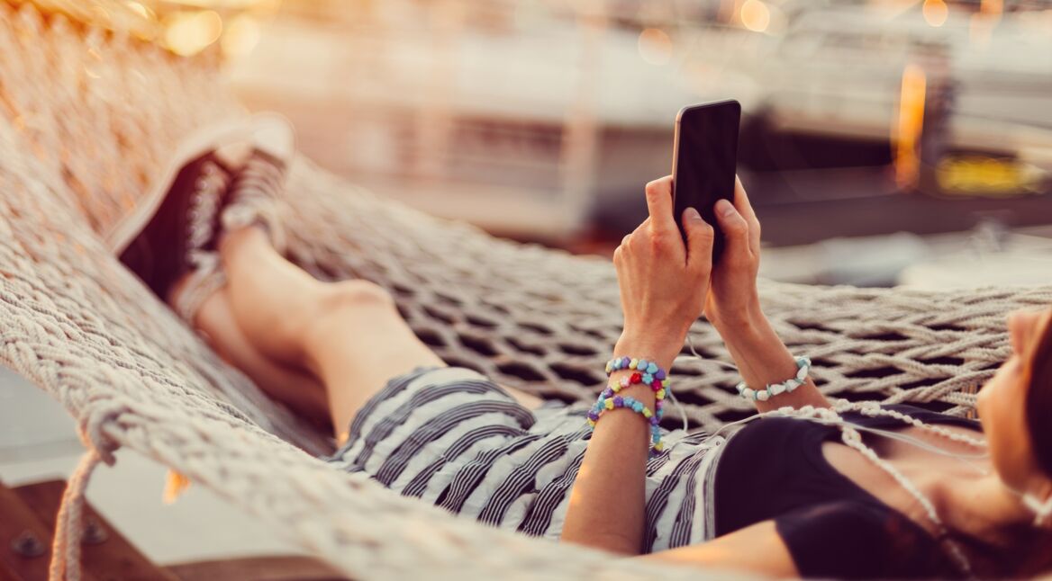 Frau nutzt im Urlaub Google Maps App