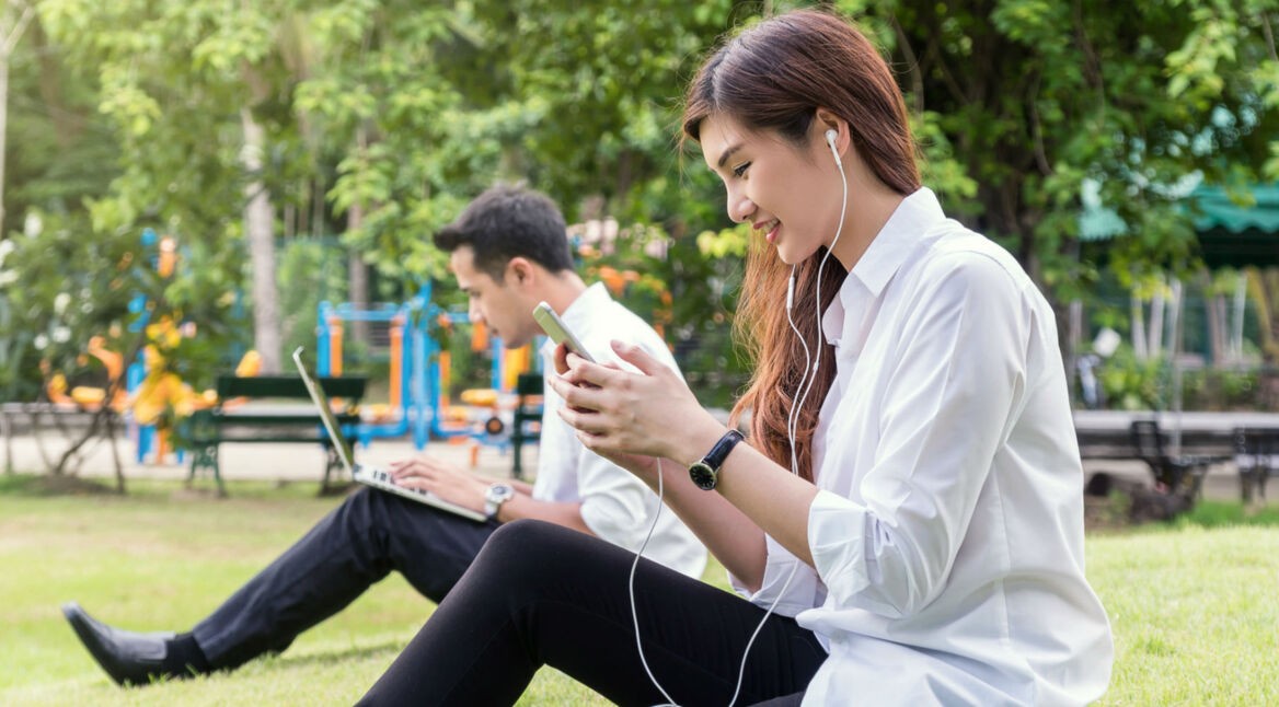 Junge Frau testet ihr neues Smartphone.