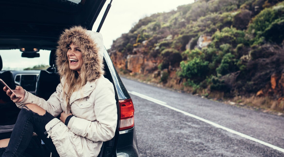 Lachendes Mädchen verschickt GIFs am Smartphone.