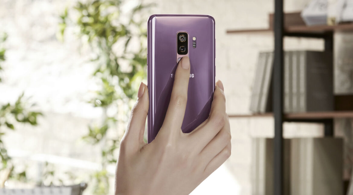Frau legt ihren Finger auf den Fingerabdrucksensor des Samsung Galaxy S9 Plus.