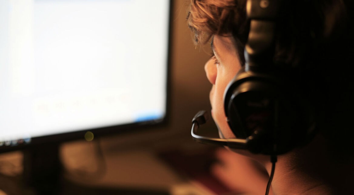 Junge zockt Steam-Games über seinen PC.