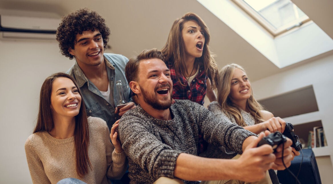 Freunde zocken ein PS4-Exklusivspiel.