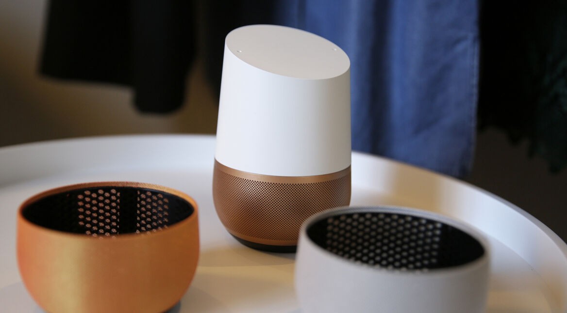 Google Home-Lautsprecher im Wohnzimmer.