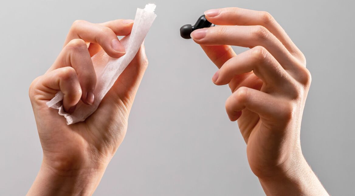 In-Ear-Kopfhörer mit einem Tuch reinigen