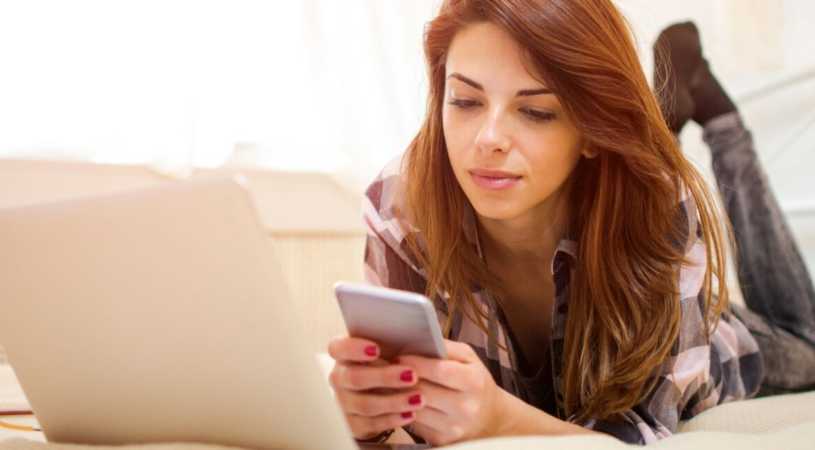 Junge Frau schreibt auf WhatsApp