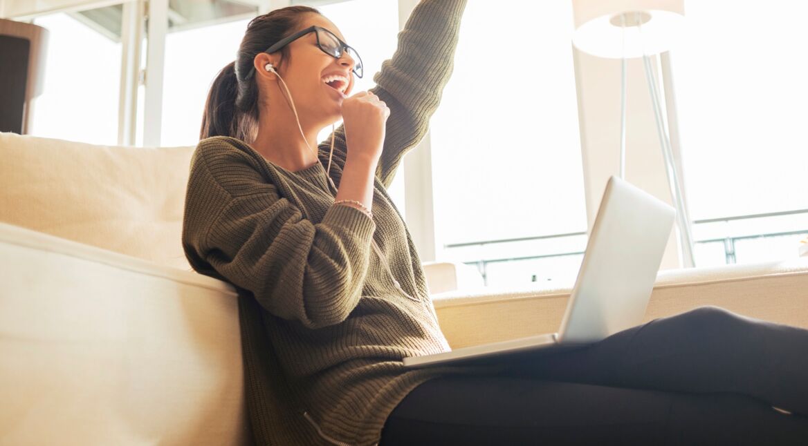 Junge Frau hat auf Google Song Maker ein Lied erstellt