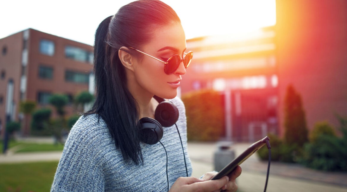 Junge Frau schaut einen Film via Amazon Prime Video.