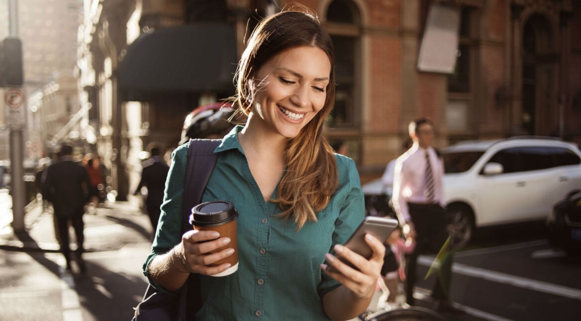 Junge Frau textet am Smartphone.