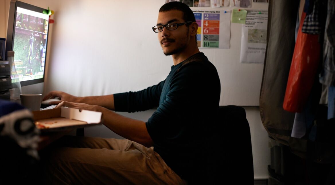 Mann spielt PC-Spiel