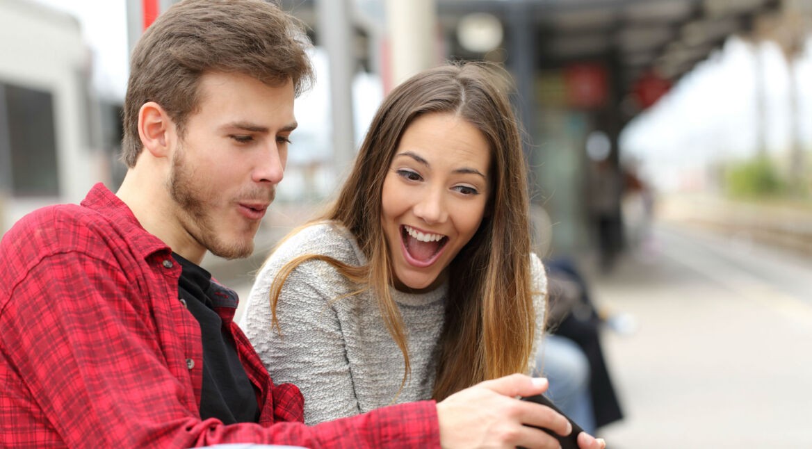 Junges Paar bewundert Android P auf dem Smartphone.