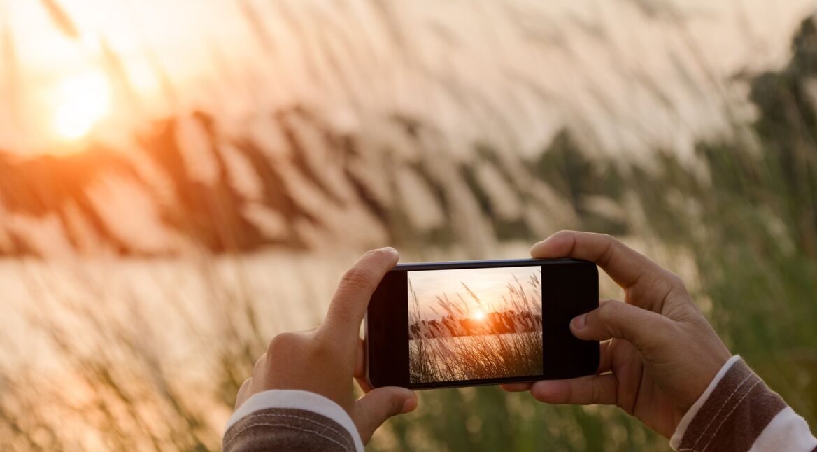 Mann macht Panorama-Bild für Instagram