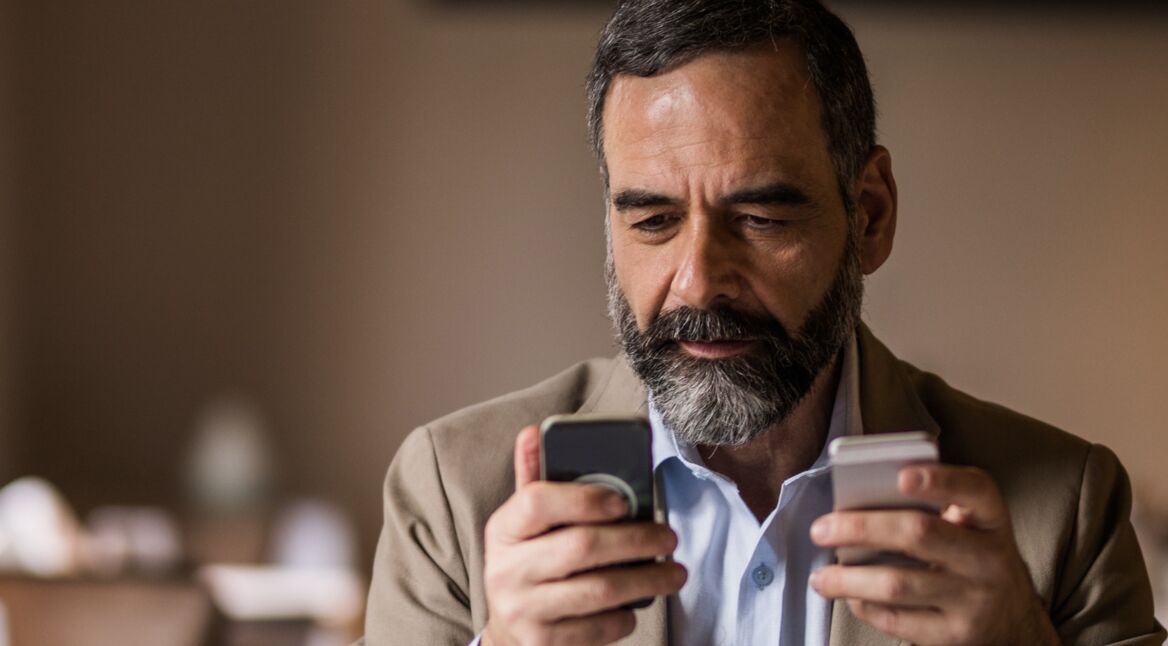 Mann überträgt Daten mit Move to iOS