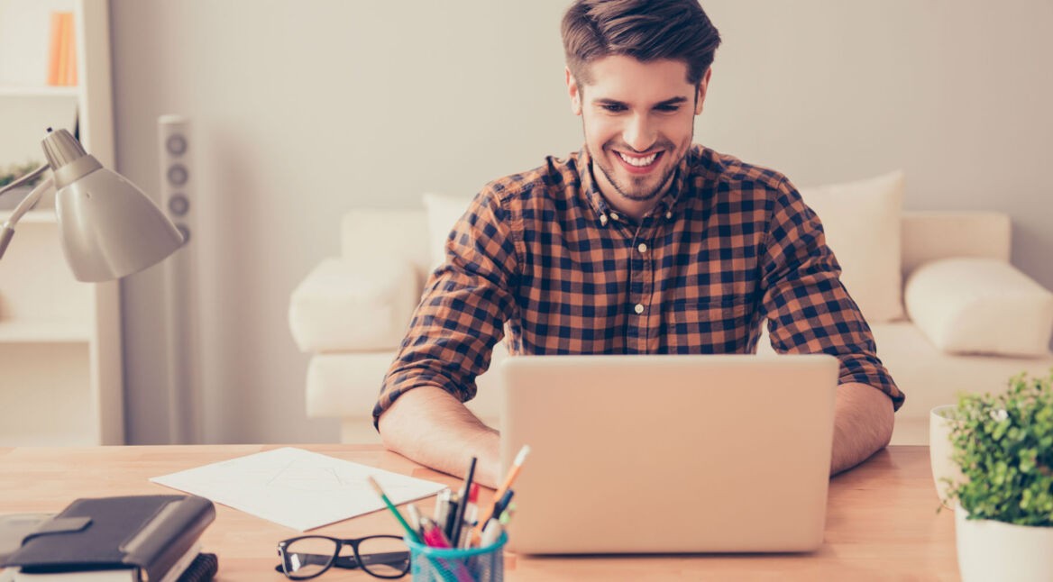 Junger Mann nutzt Google-Kalender an seinem Computer.