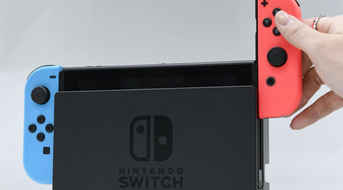 Nintendo Switch samt bunter Joy-Con-Controller.