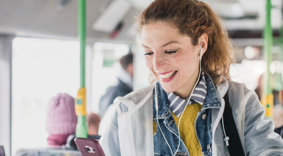 Junge Frau taggt eine Freundin in Snapchat auf ihrem Smartphone.