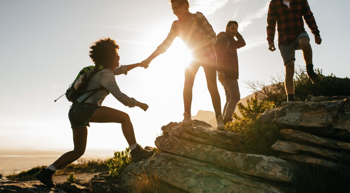Junge Leute wandern mit einer Höhenmesser-App