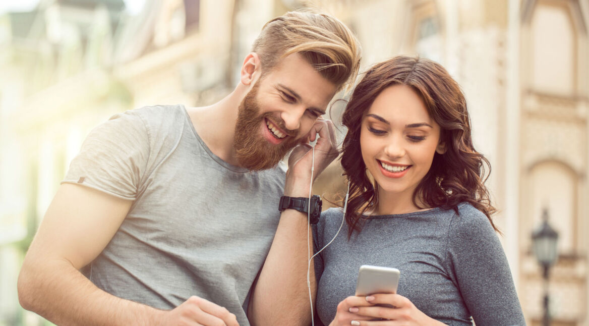 Junge Frau hört Musik über ihre Kopfhörer.