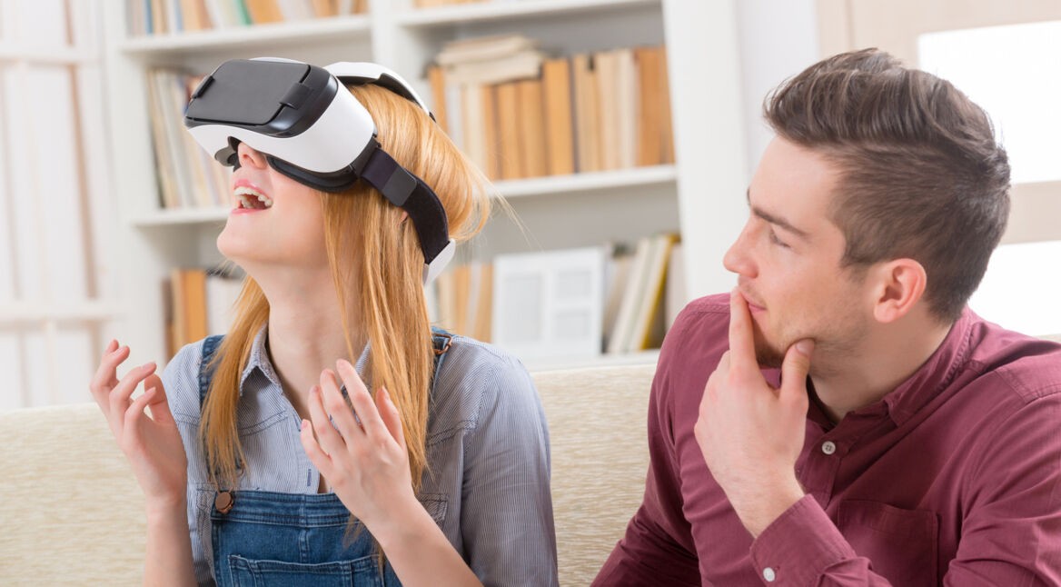 Mann und Frau schauen VR-Videos auf YouTube