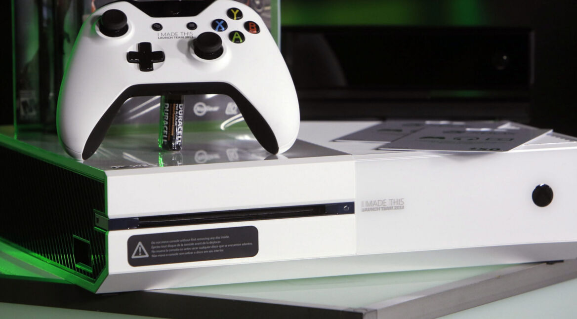 Die Xbox One -Konsole und ein Controller