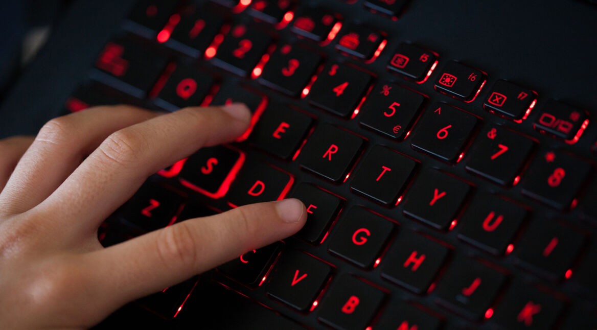 Eine Gaming-Tastatur mit roter Beleuchtung