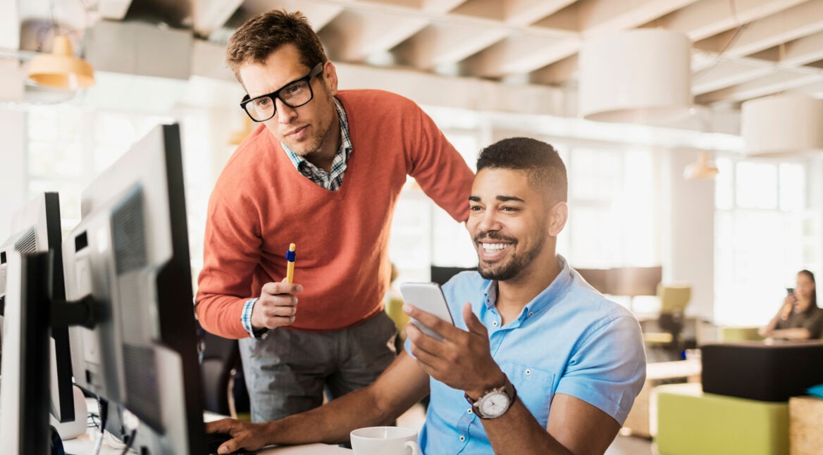 Zwei junge Männern staunen über Google und Dropbox