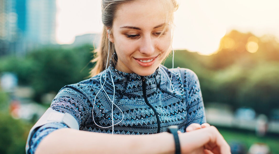 Junge Frau mit Smartwatch