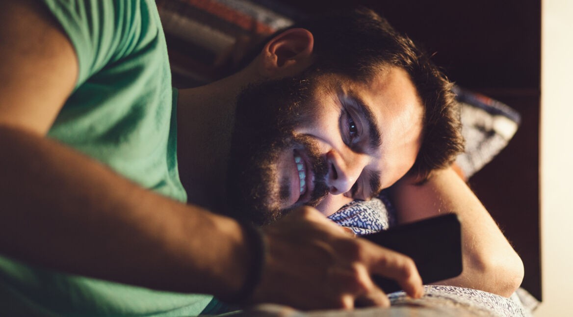 Junger Mann steuert Siri via Spracheingabe