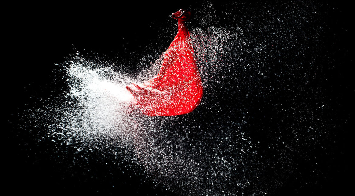 Ein Luftballon zerplatzt in Superzeitlupe