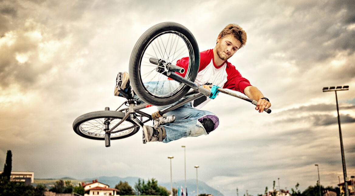 Ein BMX-Stuntman in Zeitlupe aufgenommen