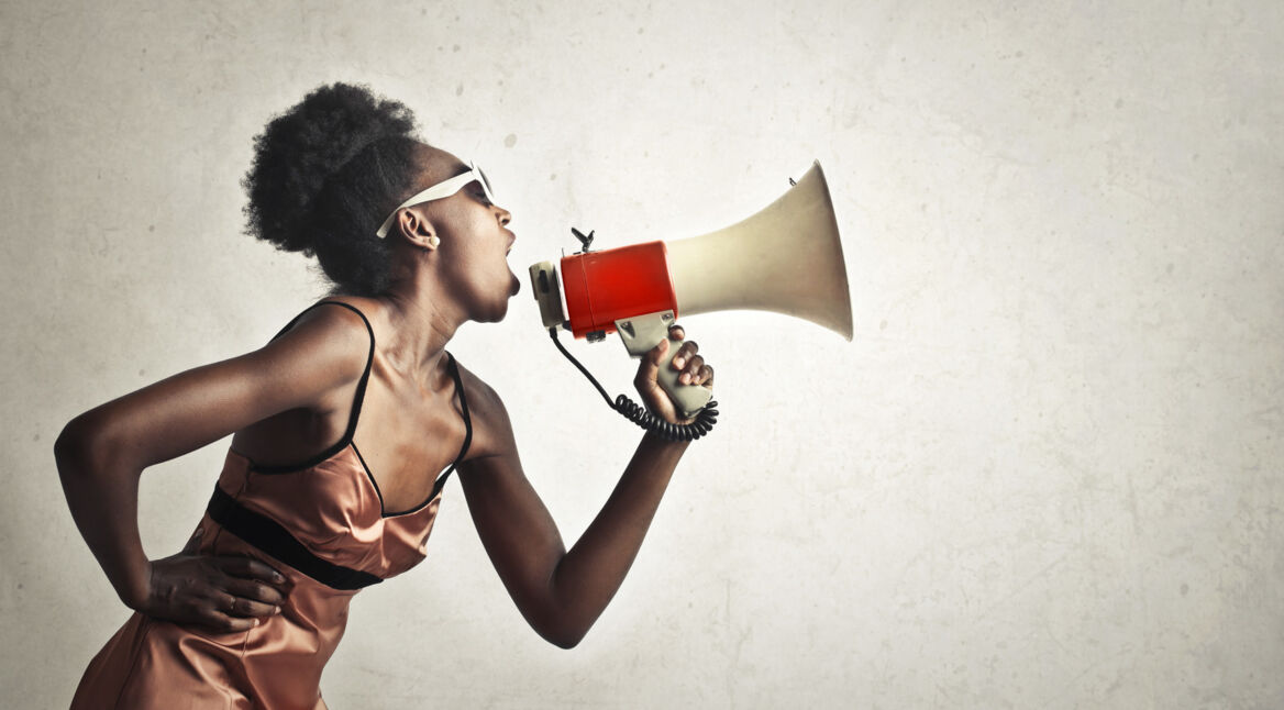 Mit Google Megafon kannst Du Durchsagen in mehreren Räumen machen.