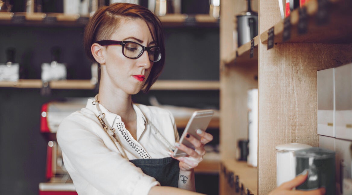 Barista in einem Café steuert die Kaffeemaschine mit IFTTT