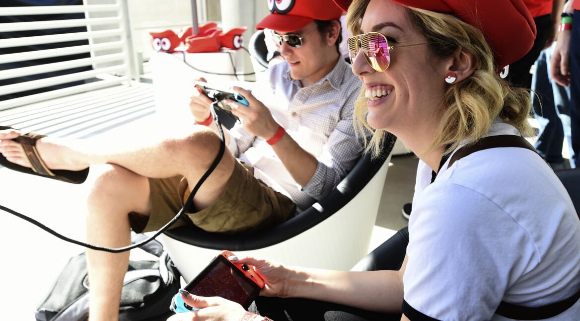 Zwei Gamer probieren Indie-Spiele auf der Nintendo Switch aus