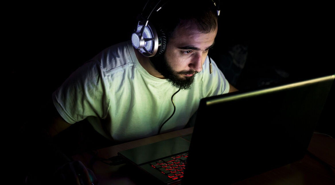 Ein Gamer zockt via Steam am Laptop